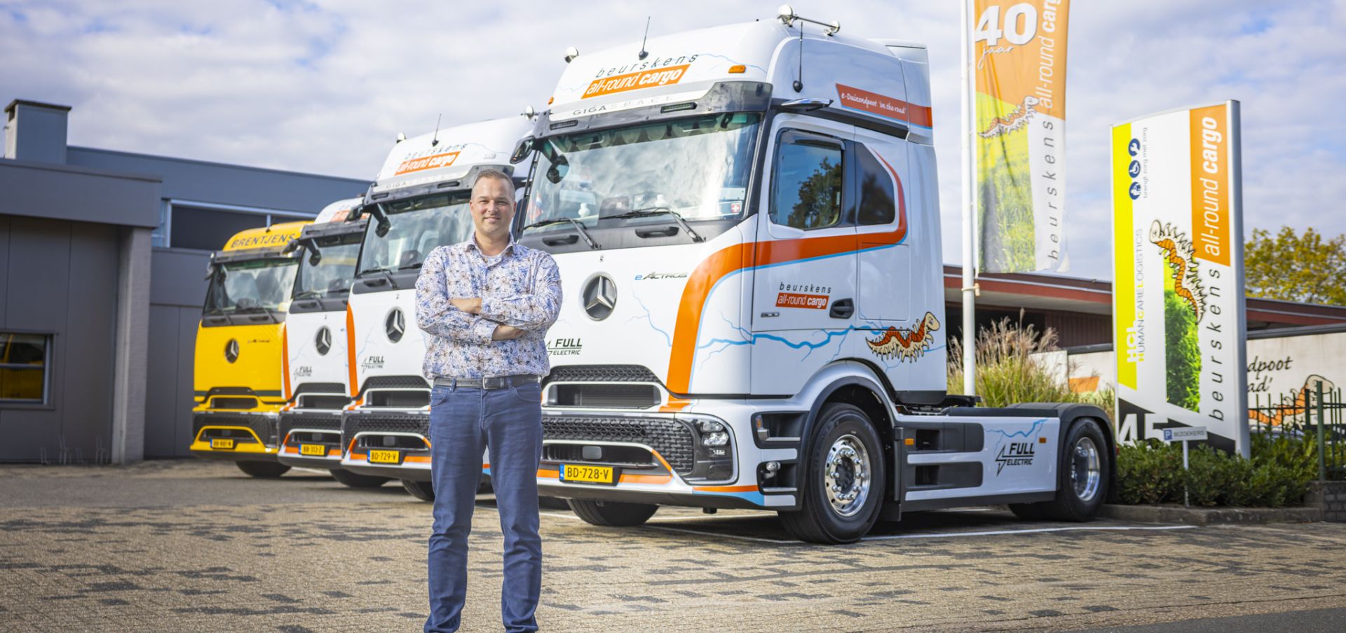 Sander Knoben bij de vier elektrische trucks van Beurskens