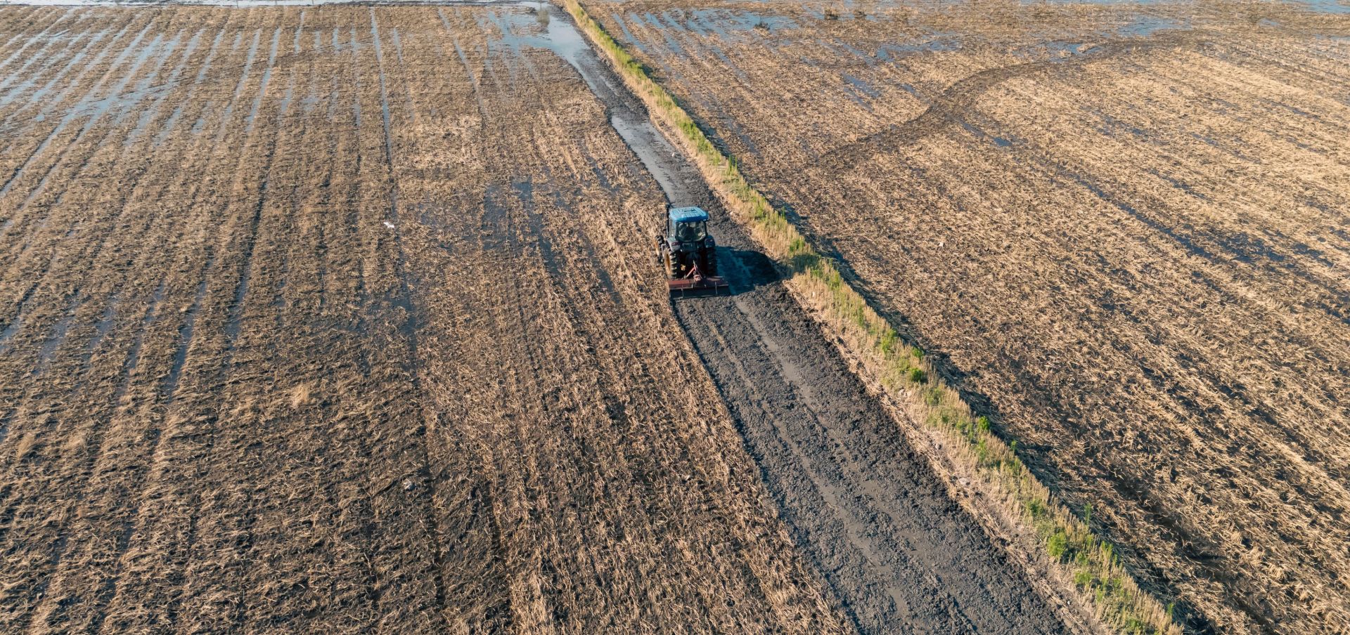 traktor-land-water